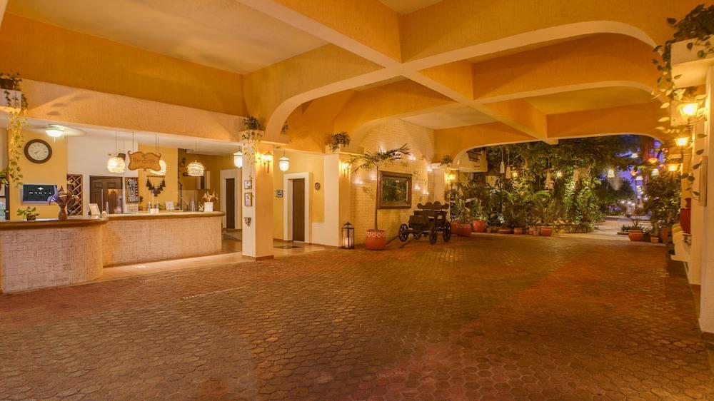 Hotel Casa Colibri Плая дел Кармен Екстериор снимка