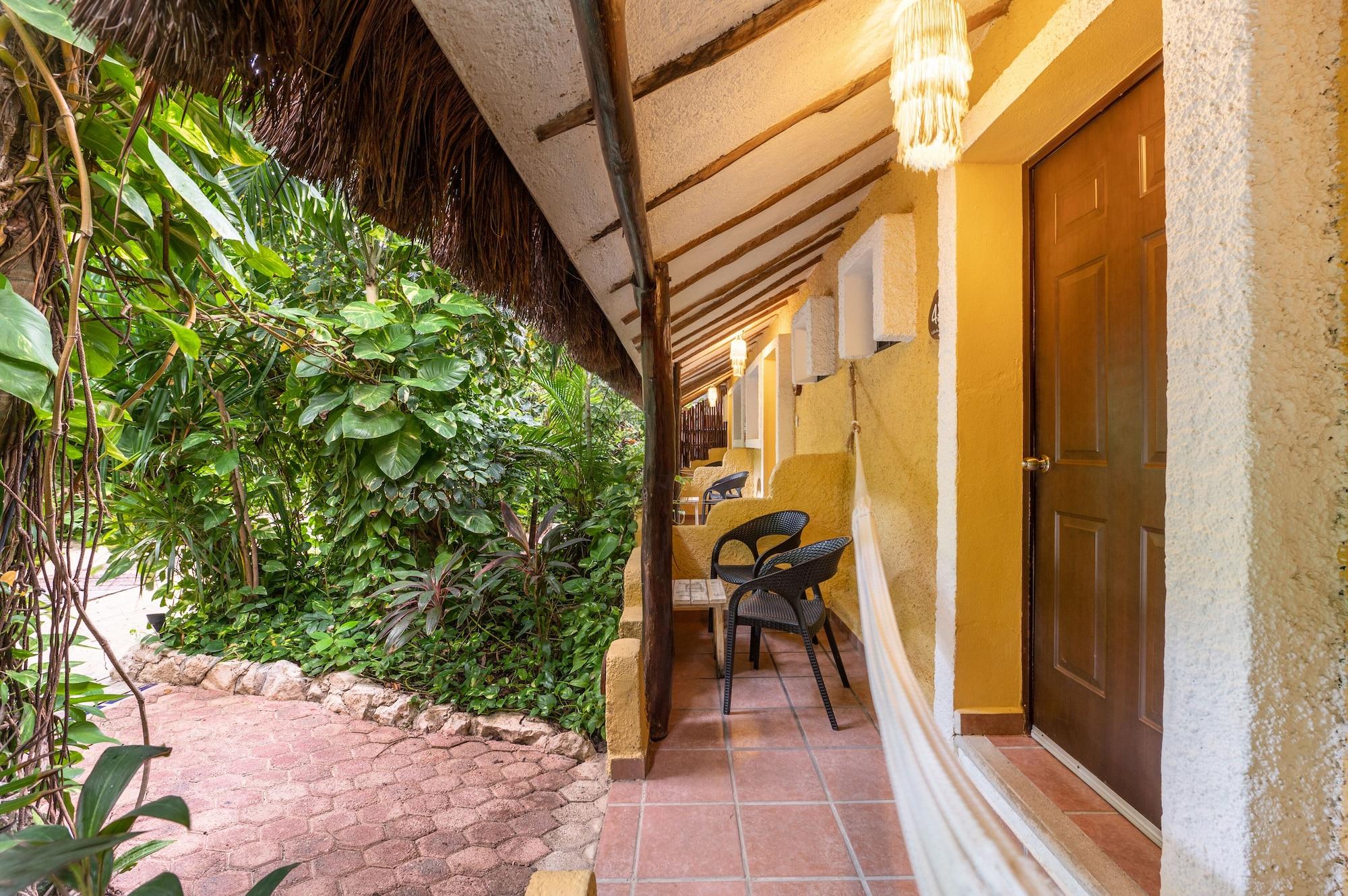Hotel Casa Colibri Плая дел Кармен Екстериор снимка