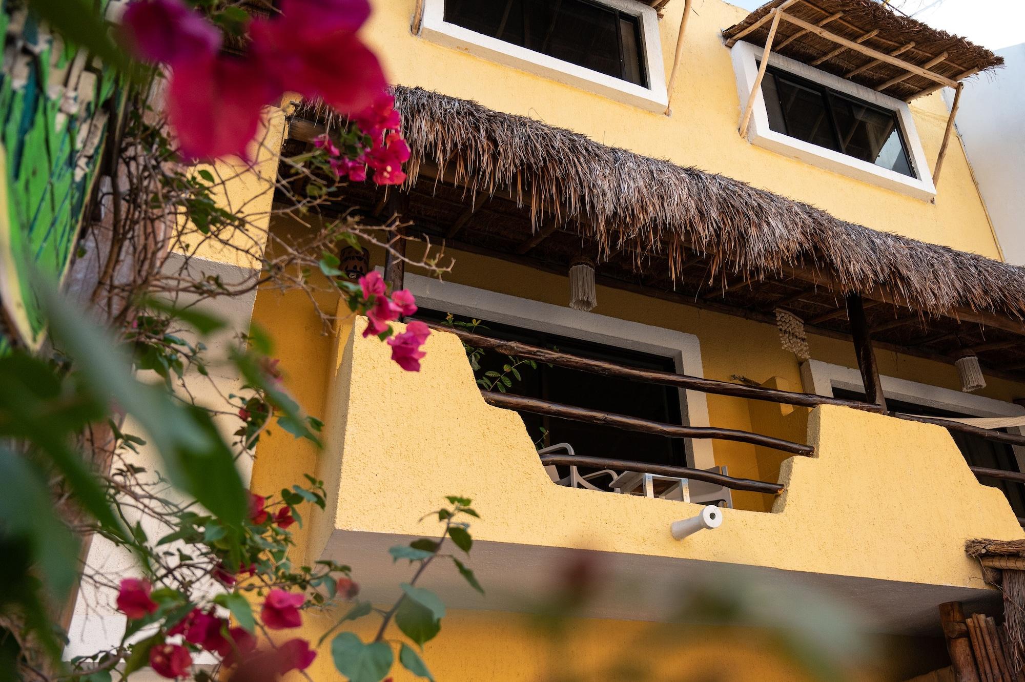 Hotel Casa Colibri Плая дел Кармен Екстериор снимка